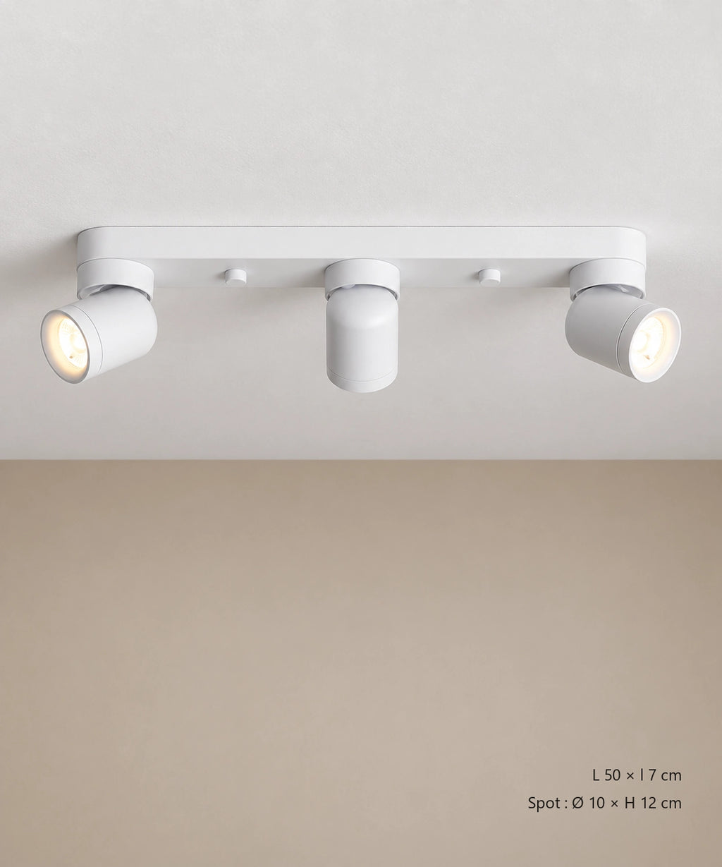 Plafonnier blanc à trois têtes cylindriques sur une platine de 50 cm