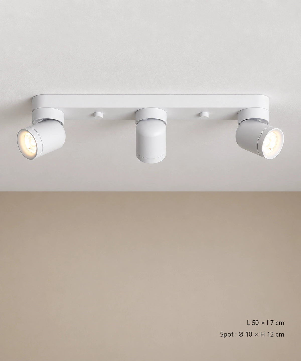 Plafonnier blanc à trois têtes cylindriques sur une platine de 50 cm