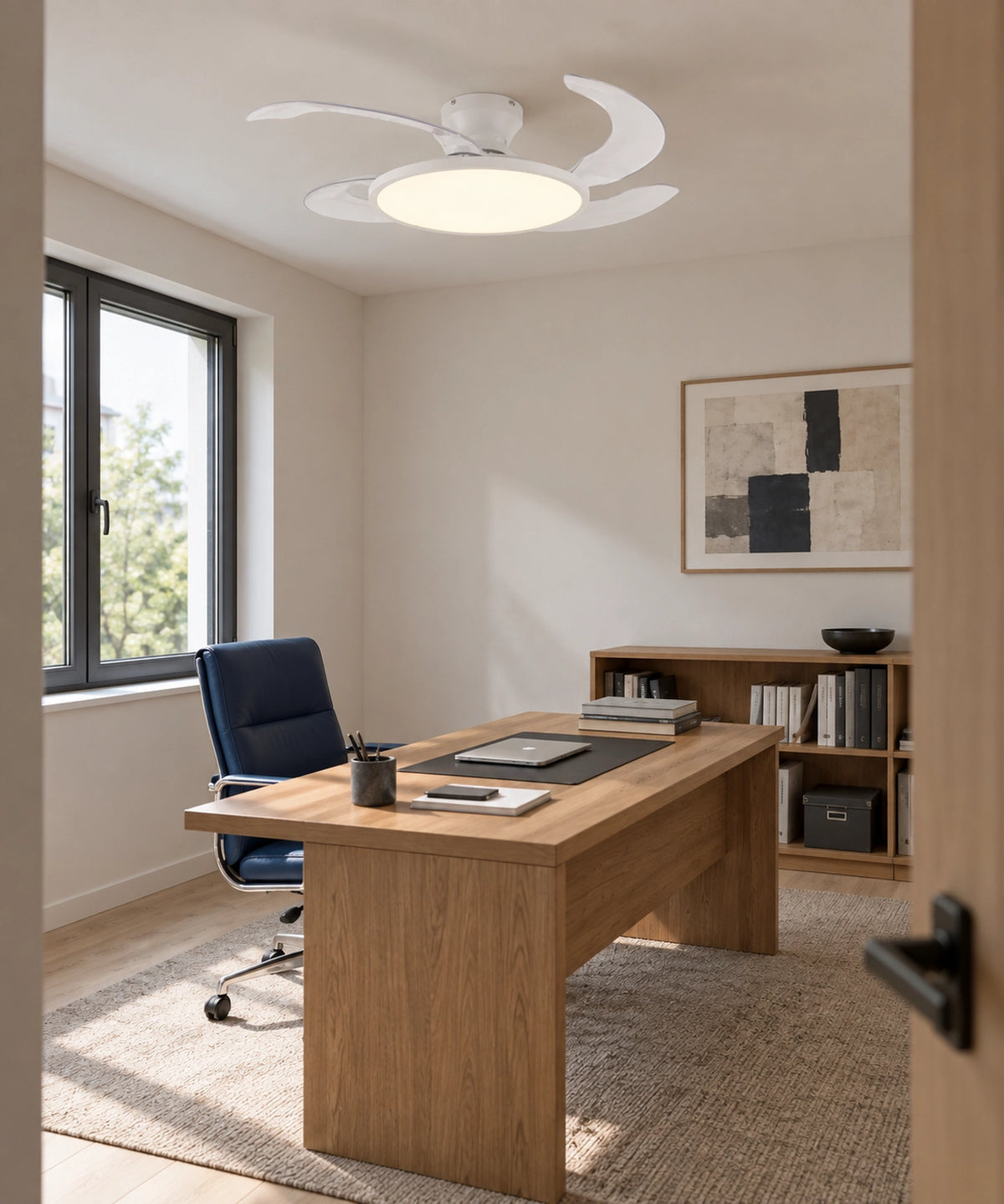 Ventilateur plafonnier blanc à quatre pales ouvertes au-dessus d’un bureau Image