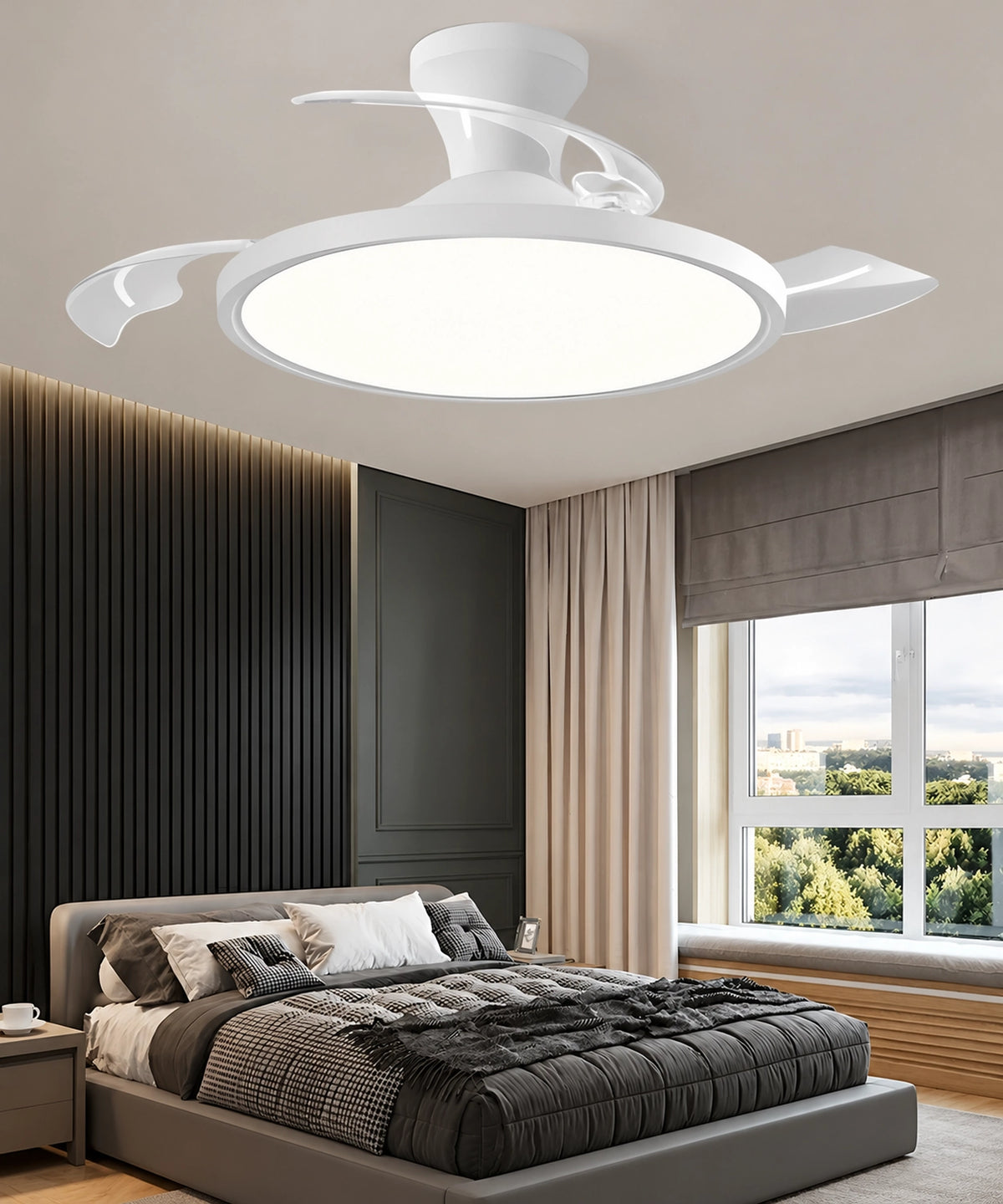 Plafonnier ventilateur blanc allumé au-dessus d’un lit dans une chambre grise