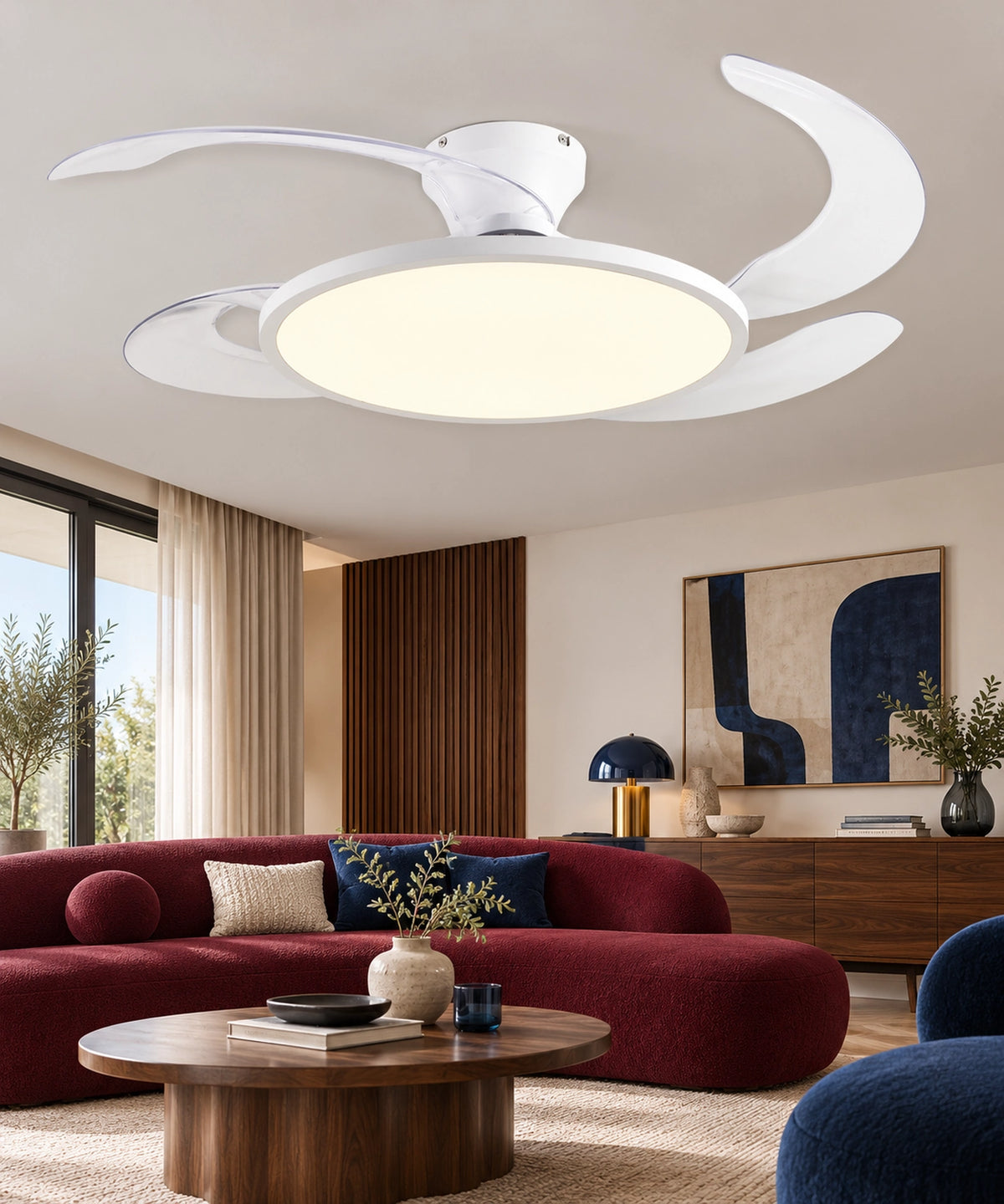 Plafonnier ventilateur blanc à pales ouvertes, en vue rapprochée dans un salon bordeaux