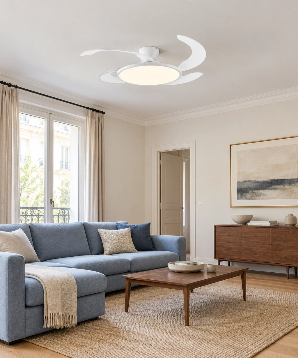 Plafonnier ventilateur blanc à pales rétractables dans un séjour avec canapé bleu