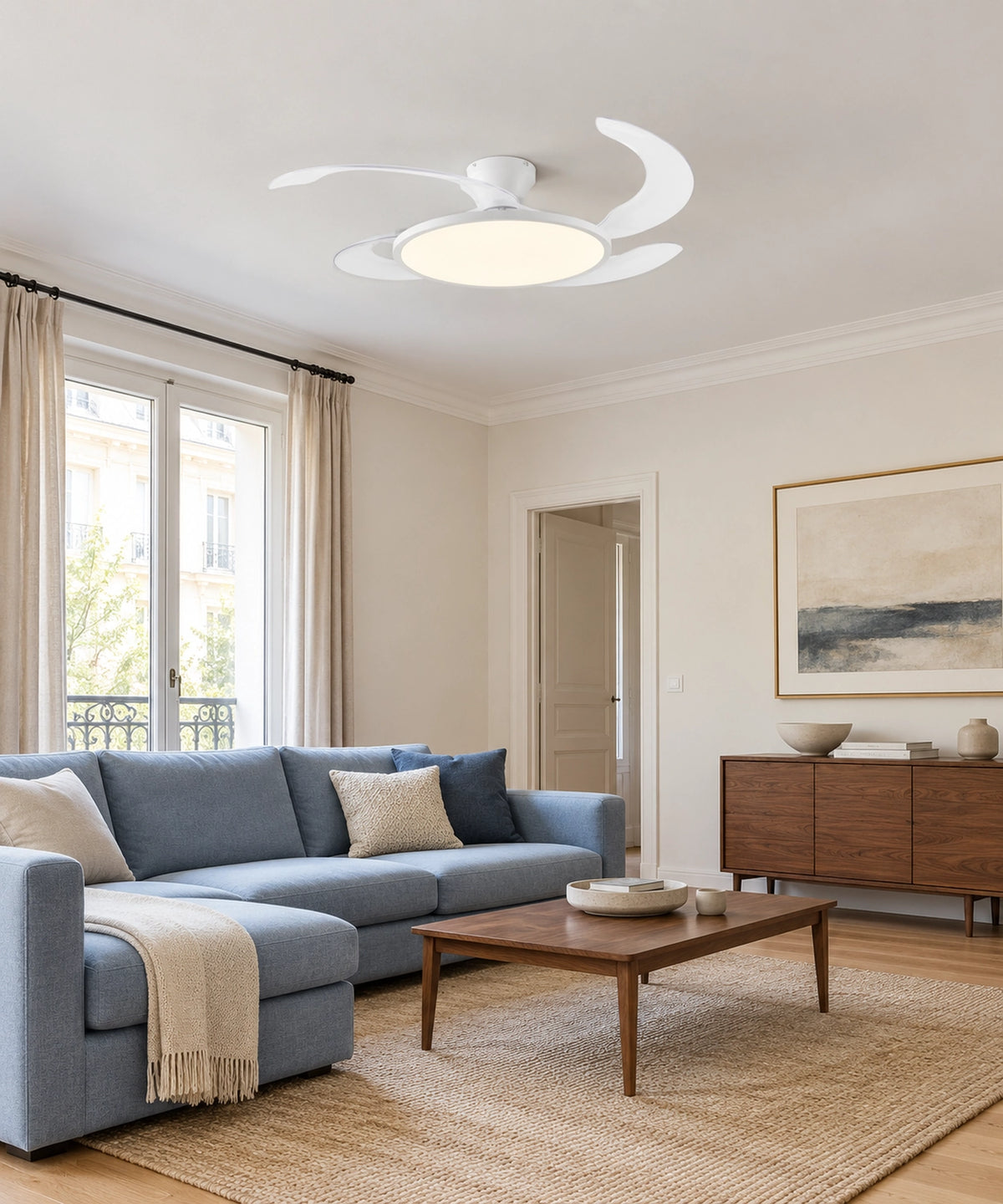 Plafonnier ventilateur blanc à pales rétractables dans un séjour avec canapé bleu