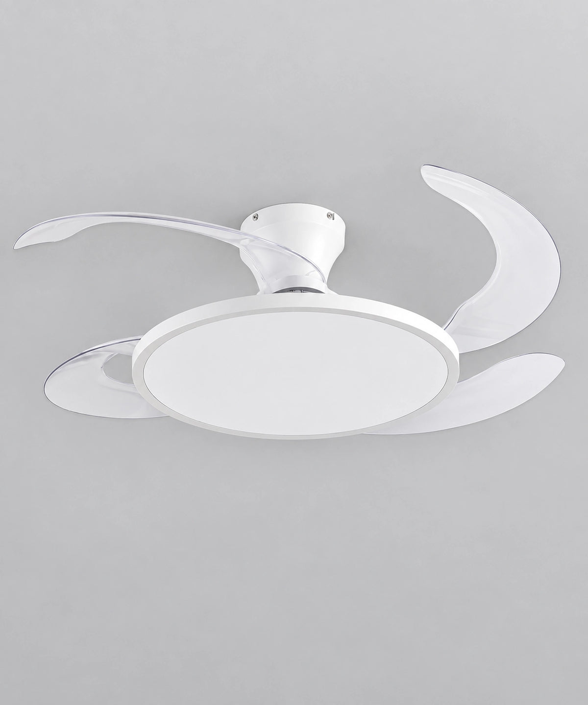 Vue du plafonnier ventilateur blanc à quatre pales translucides