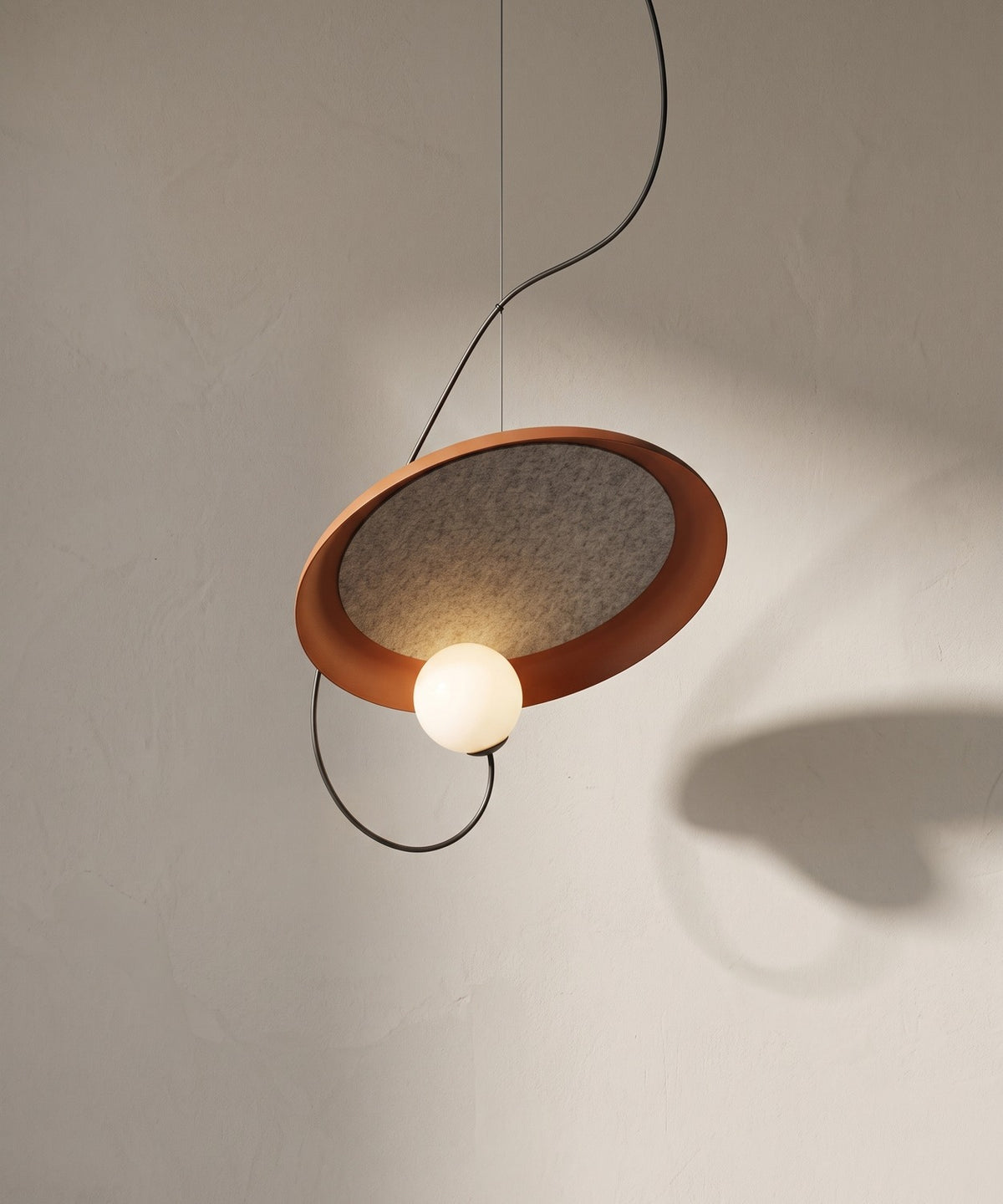 Suspension à disque incliné terracotta, feutre gris et boule en verre dépoli aimantée