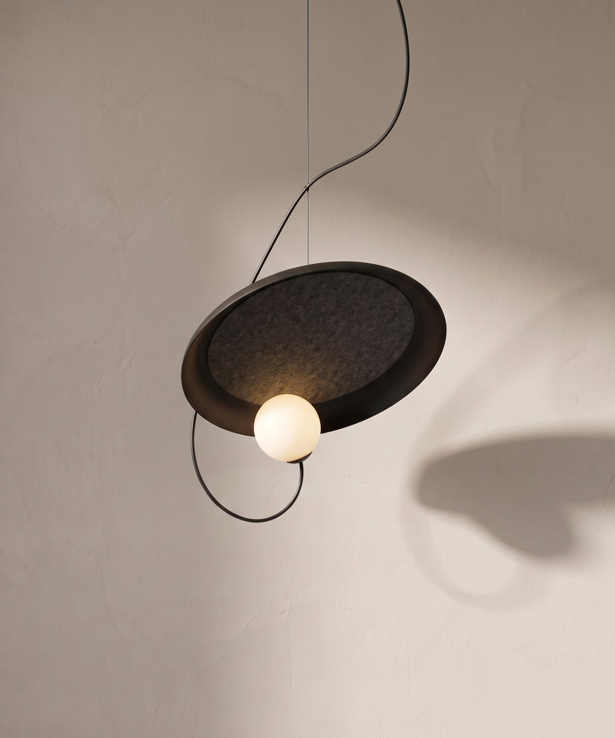 Suspension à disque noir mat, feutre anthracite et boule en verre dépoli