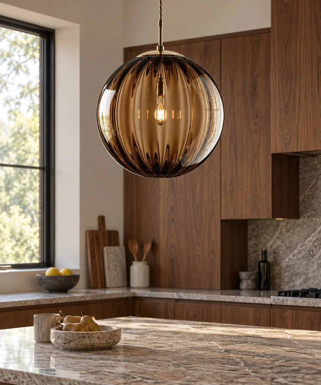 Suspension boule en verre ambré côtelé dans une cuisine
