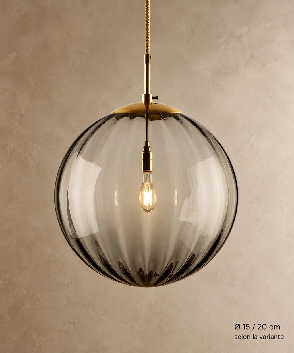 Suspension boule en verre gris fumé côtelé, vue de face avec diamètres disponibles