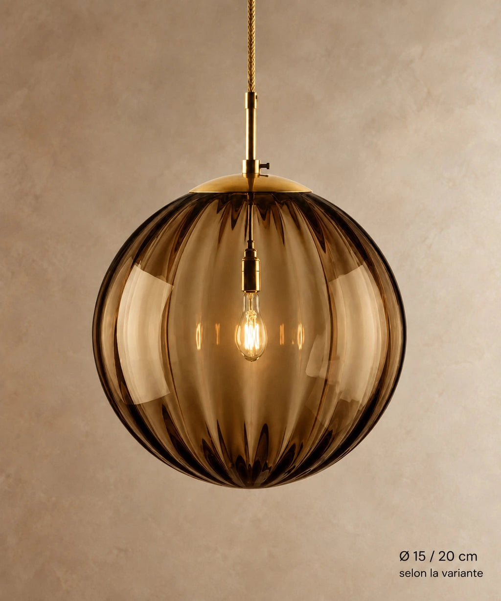 Suspension boule en verre brun ambré côtelé, vue de face avec diamètres disponibles
