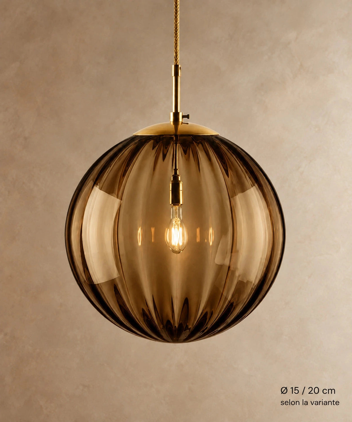 Suspension boule en verre brun ambré côtelé, vue de face avec diamètres disponibles