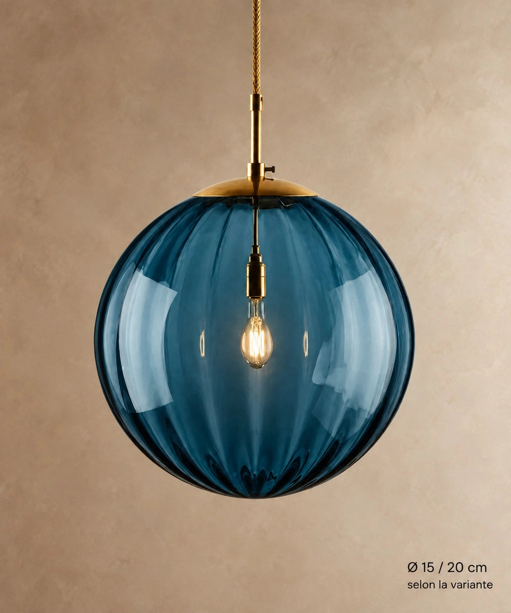 Suspension boule en verre bleu côtelé, vue de face avec diamètres disponibles