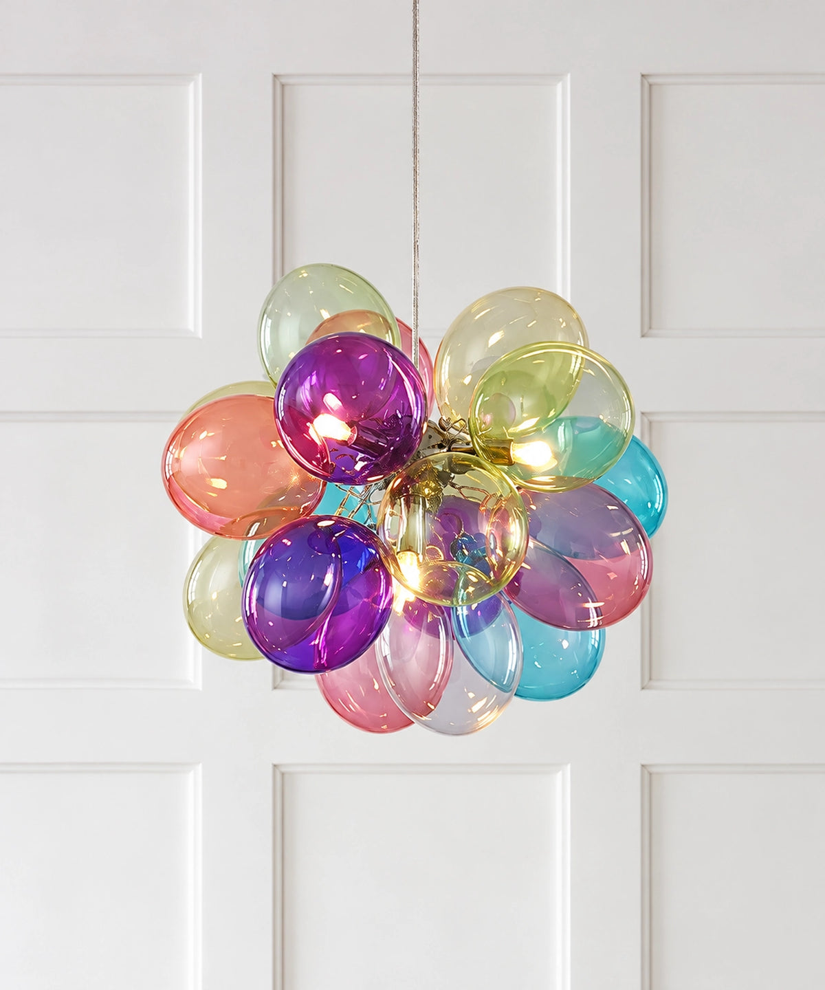 Suspension à bulles en verre multicolore Zéphyr, composition de 17 bulles devant un mur blanc