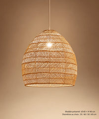 Suspension cloche en rotin beige avec câble visible, sur fond brun-beige dégradé
