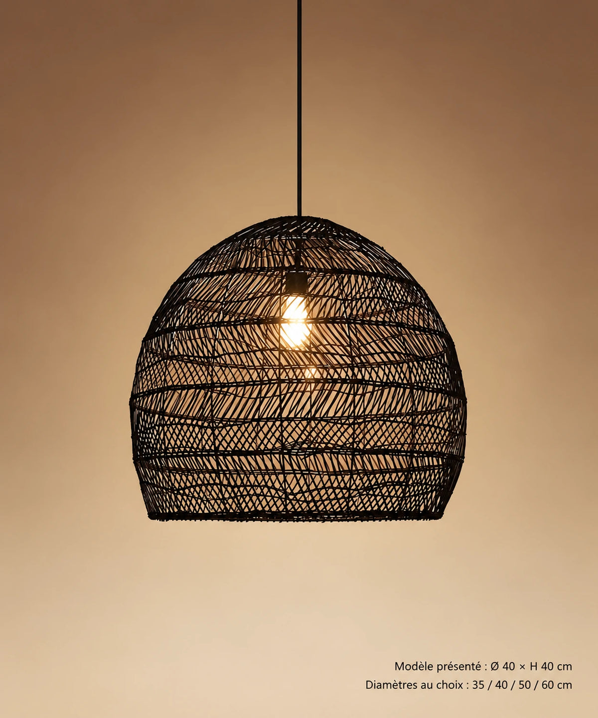 Suspension cloche en rotin noir avec câble visible, sur fond brun-beige dégradé