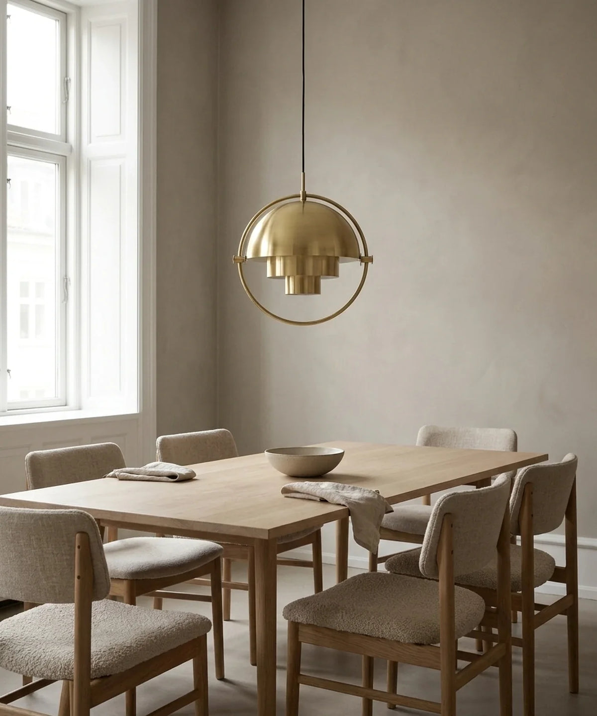 Suspension demi sphère orientable au-dessus d une table de 200 cm et six chaises
