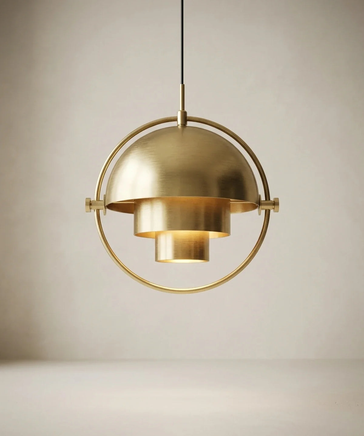 Suspension demi sphère orientable finition laiton doré, calotte relevée, anneau laiton