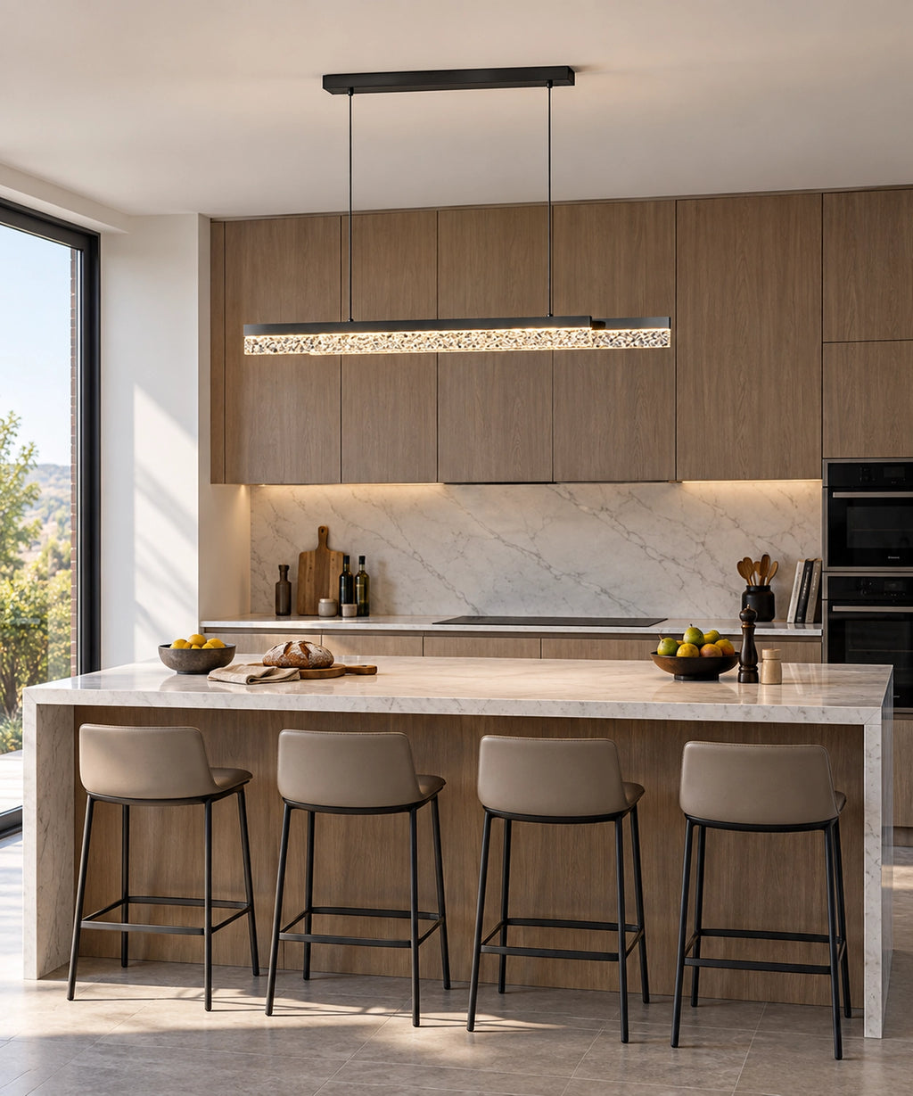 Suspension LED linéaire noire en acrylique texturé, allumée au-dessus d’un îlot de cuisine