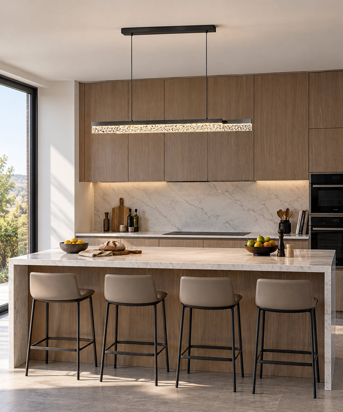 Suspension LED linéaire noire en acrylique texturé, allumée au-dessus d’un îlot de cuisine