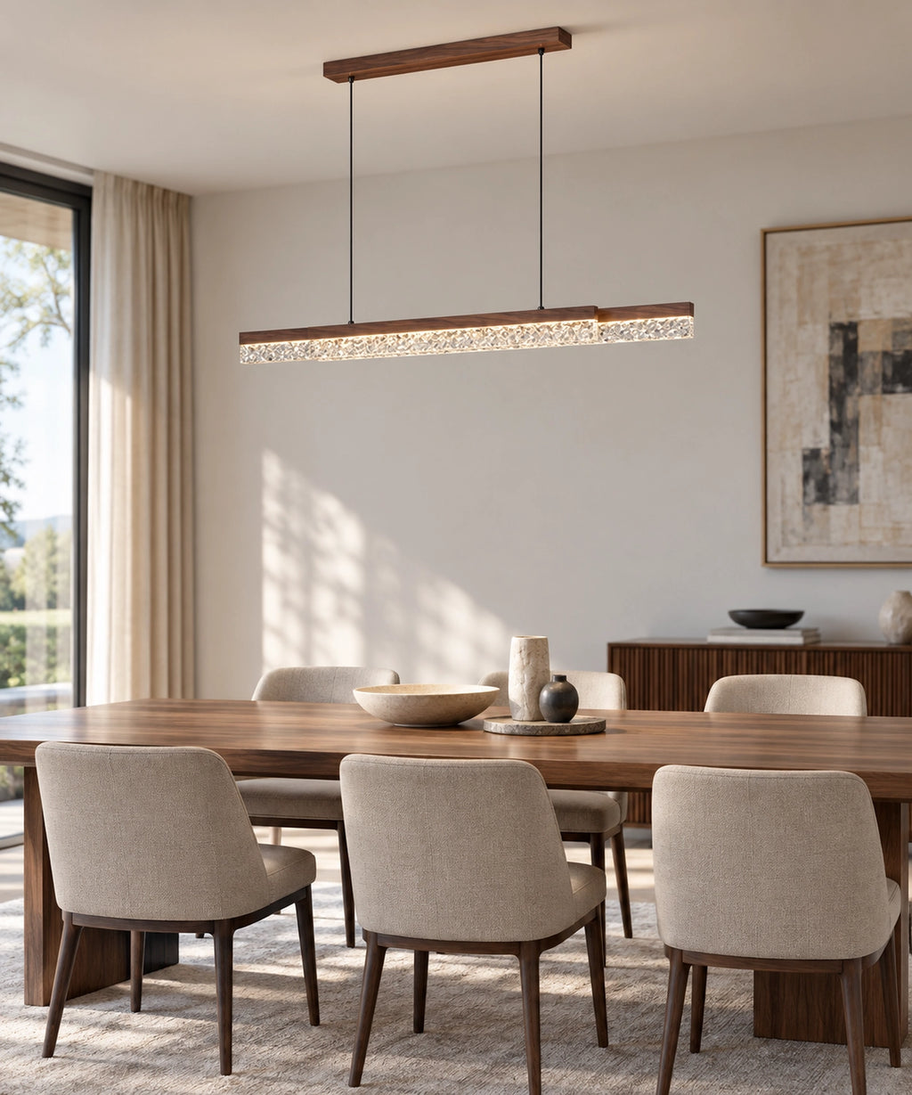 Suspension linéaire marron aspect bois au-dessus d’une table de salle à manger