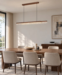 Suspension linéaire marron aspect bois au-dessus d’une table de salle à manger