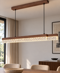 Vue rapprochée d’une suspension marron aspect bois avec diffuseur en acrylique texturé allumé