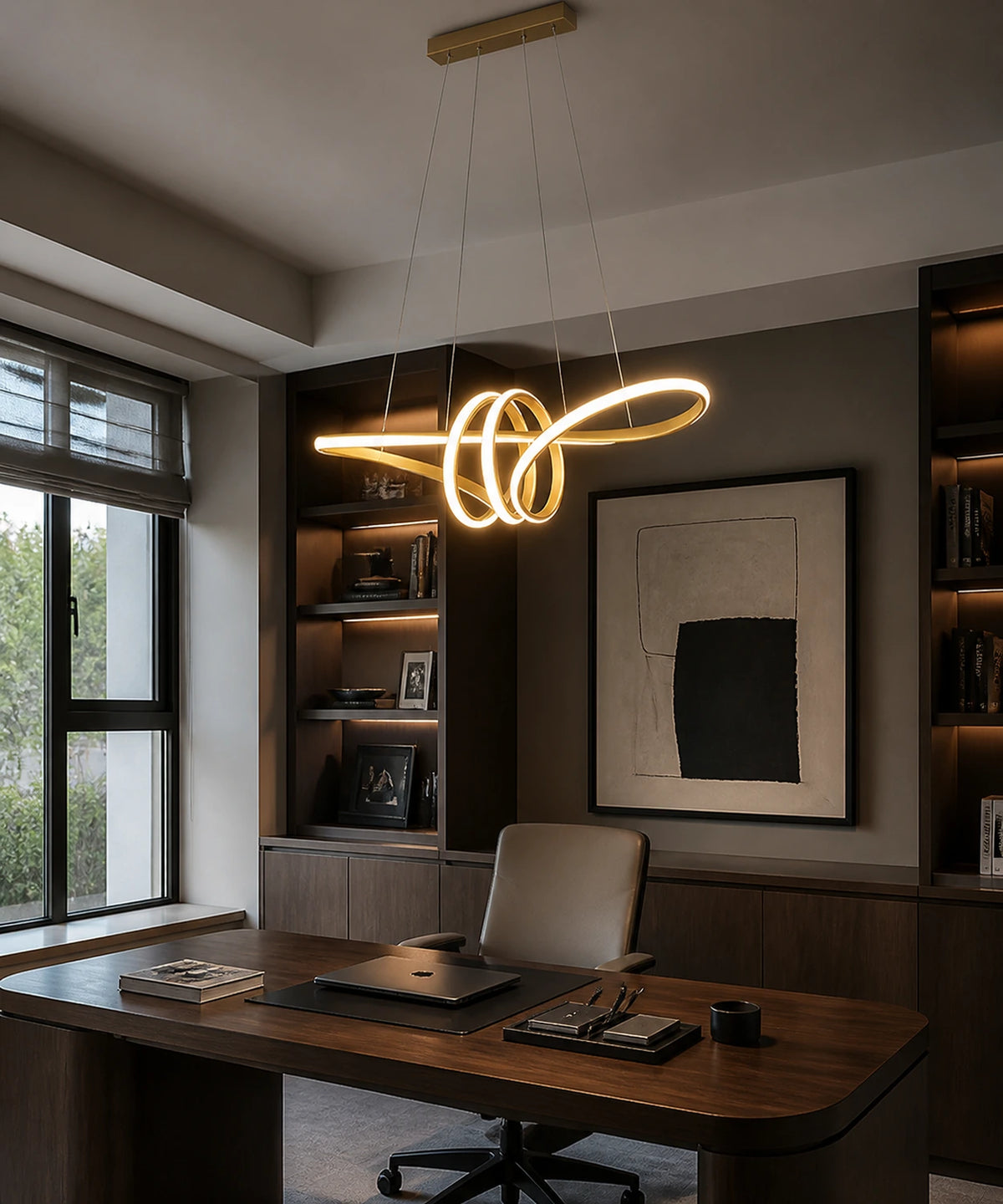 Suspension LED en ruban doré au-dessus d’un bureau, lumière réglée en blanc chaud