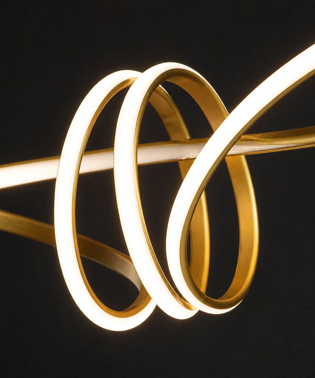 Détail du point où les boucles du ruban doré se croisent, bande lumineuse opaline
