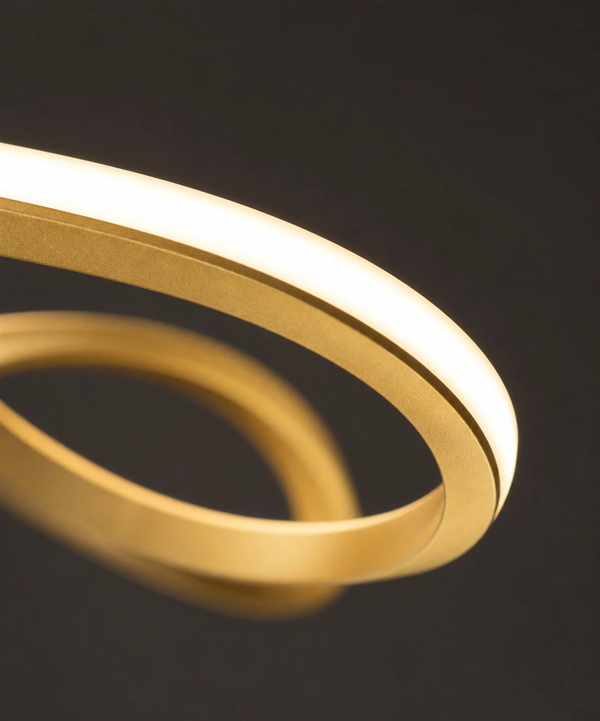 Détail du profilé d’aluminium doré poli et de sa bande lumineuse continue