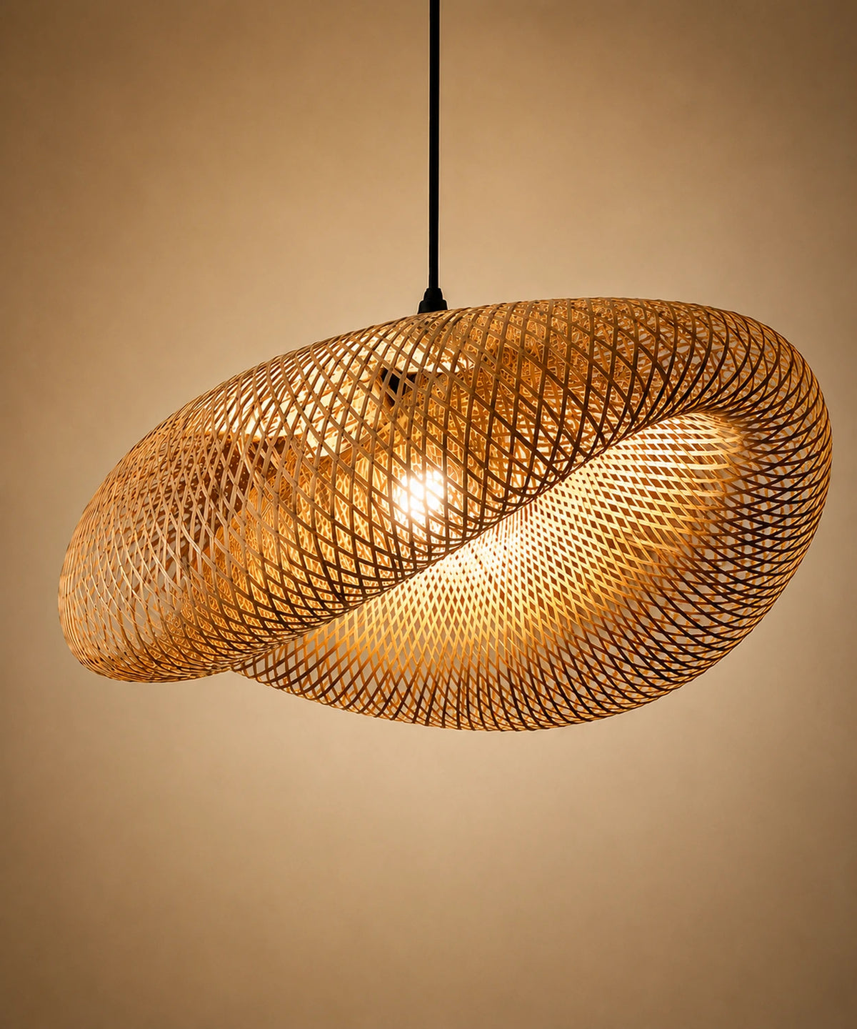 Suspension luminaire bambou tressé, coquille ondulée à claire-voie, allumée sur fond beige
