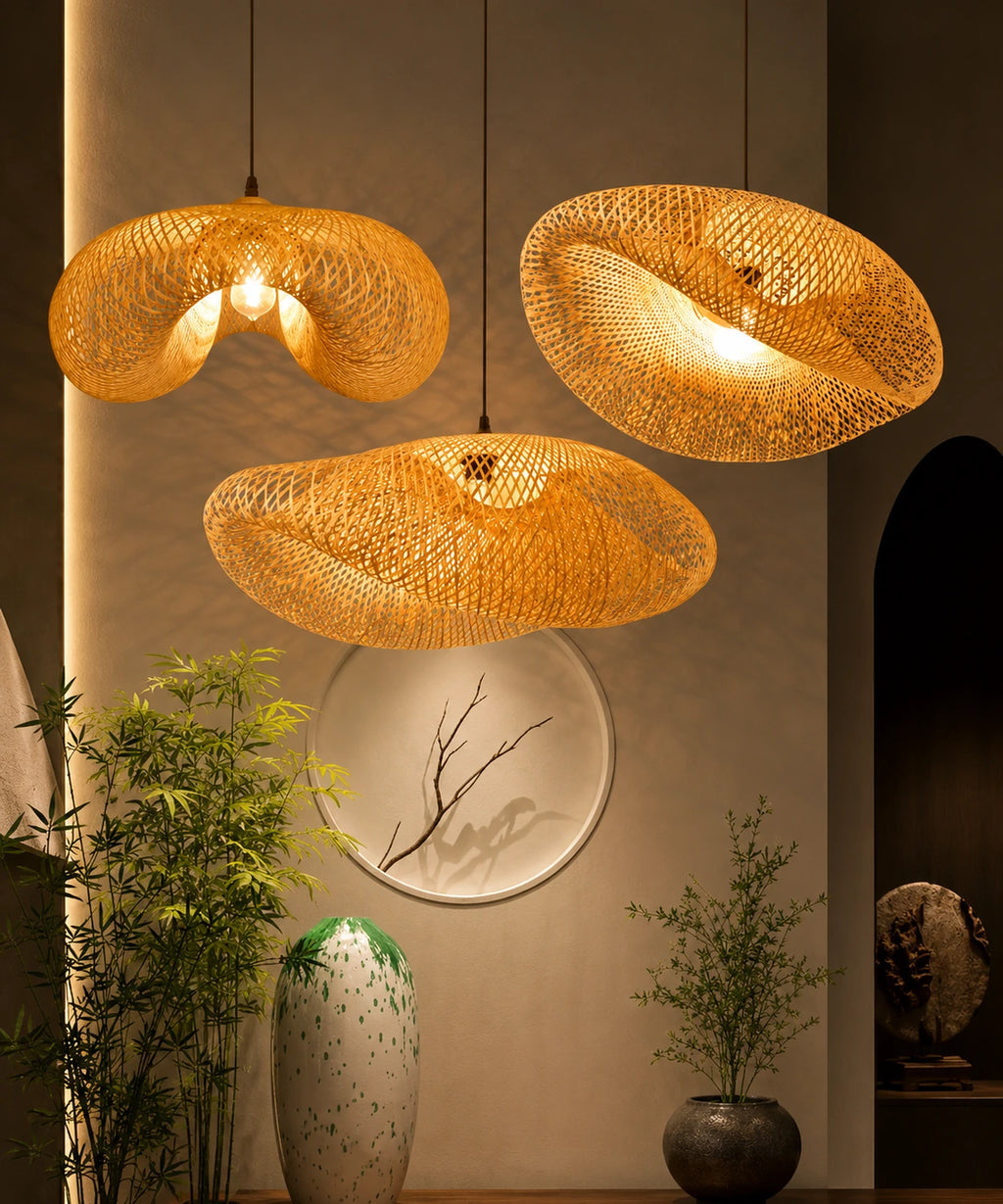 Trois suspensions luminaire bambou tressé de diamètres différents suspendues ensemble