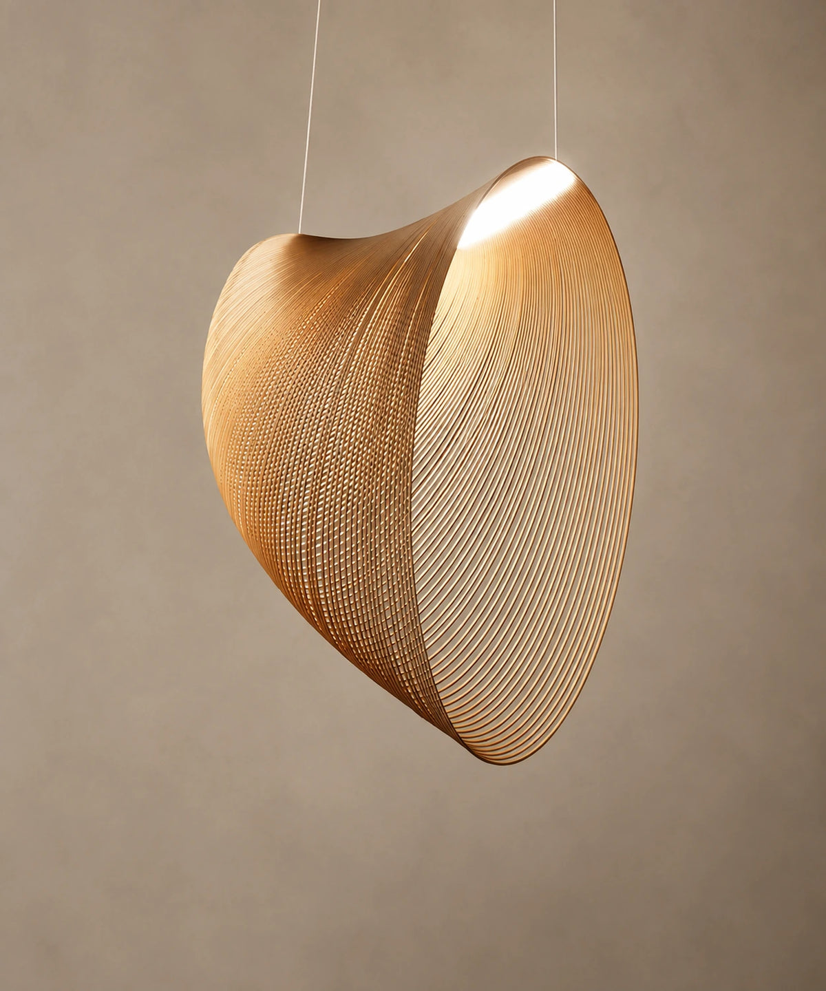 Coque de lamelles de hêtre cintrées vue de trois quarts, barre LED allumée dans le pli du bois