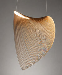Suspension luminaire bois cintré, coque de lamelles de hêtre ouverte vers le haut, sur fond gris