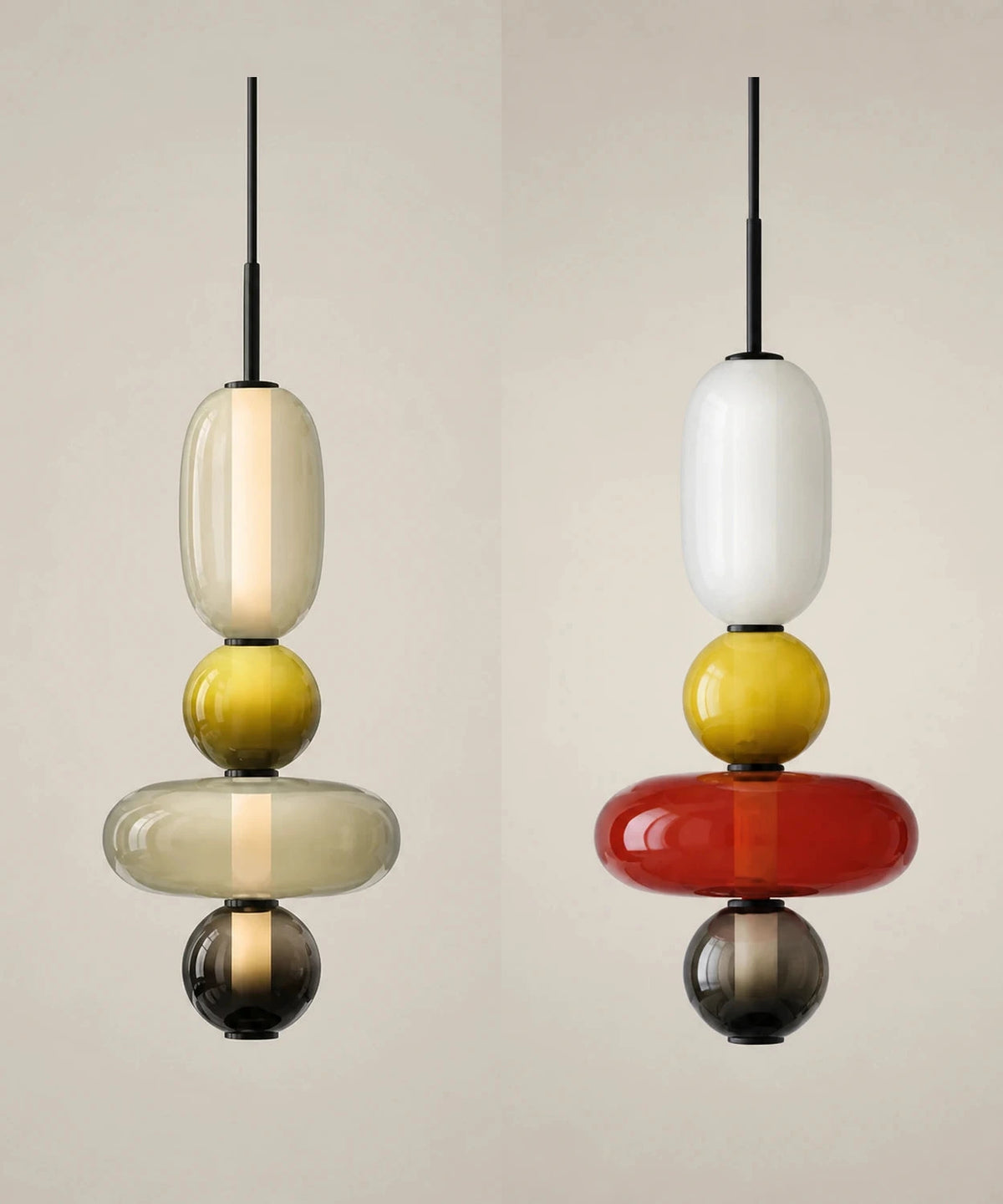 Deux suspensions luminaire boules verre à quatre perles, ambre et olive, ambre et rouge, côte à côte