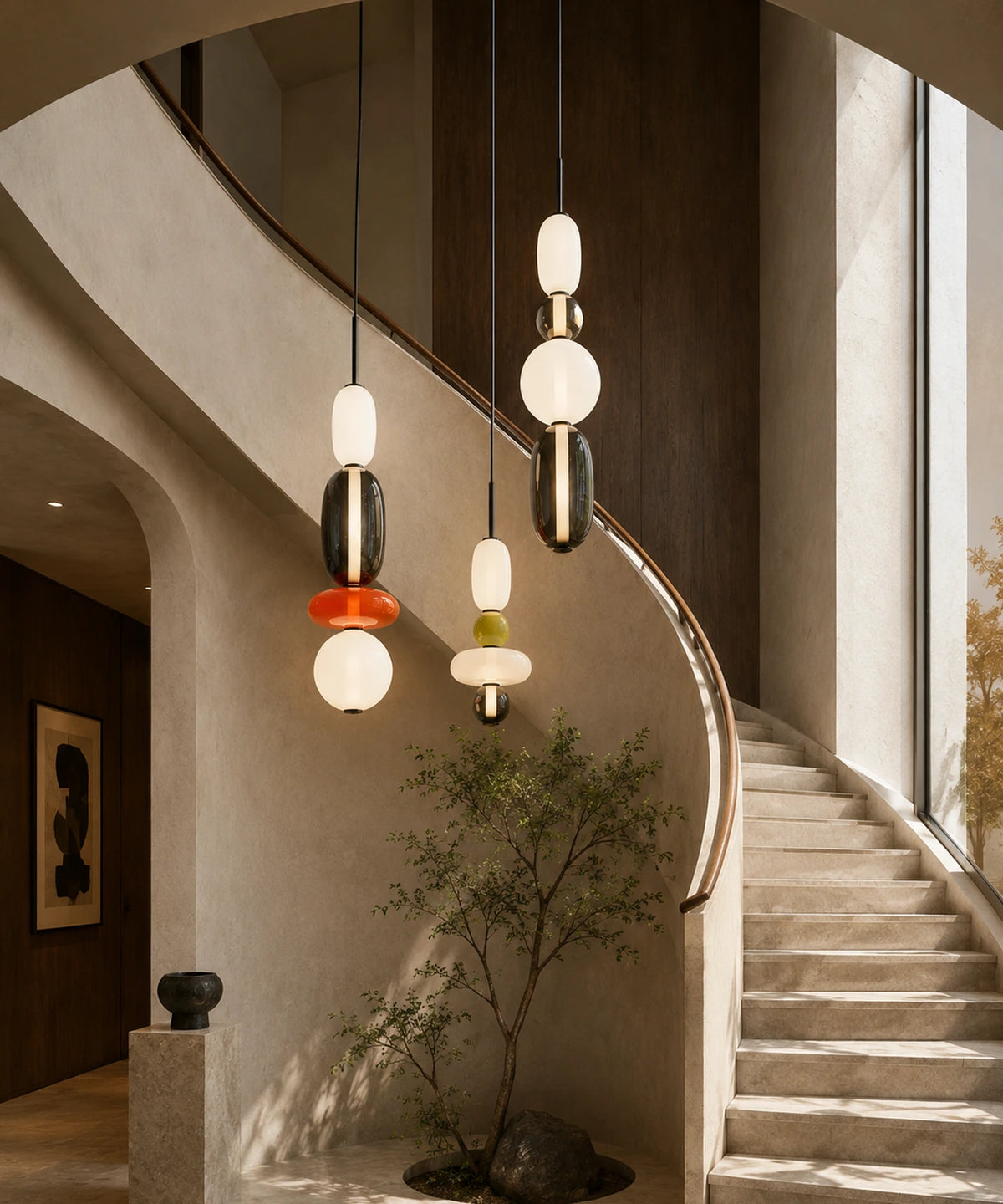 Suspensions luminaire à boules de verre en cascade dans une cage d’escalier en enduit