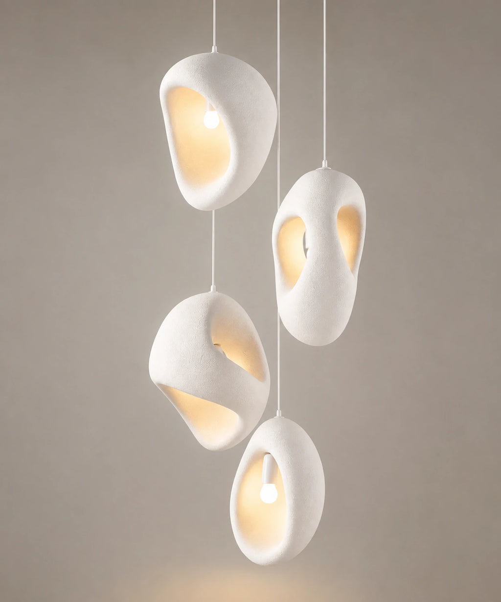 Suspension luminaire galet, les quatre formes de galet blanc suspendues ensemble