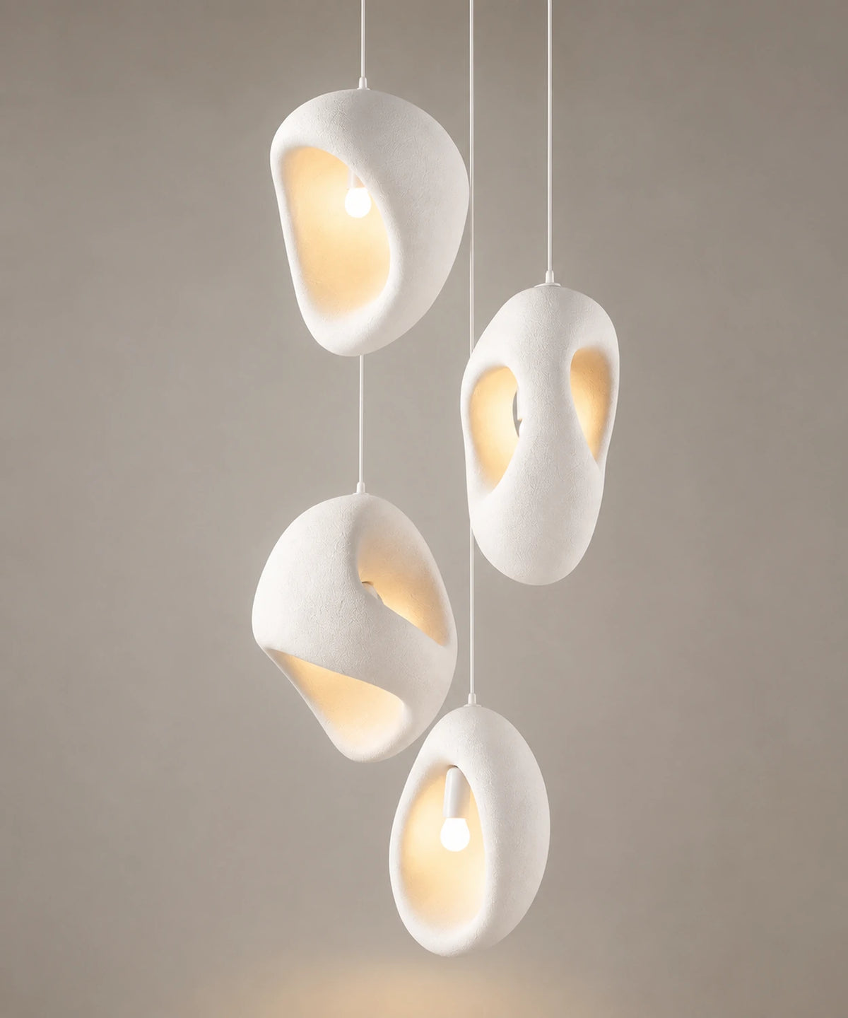 Suspension luminaire galet, les quatre formes de galet blanc suspendues ensemble