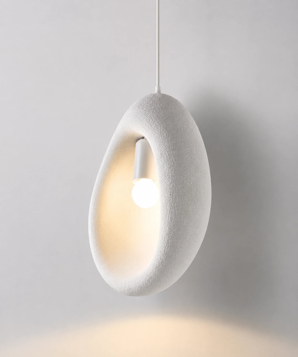 Suspension luminaire galet blanche, galet A de 25 cm, ampoule visible par l’ouverture