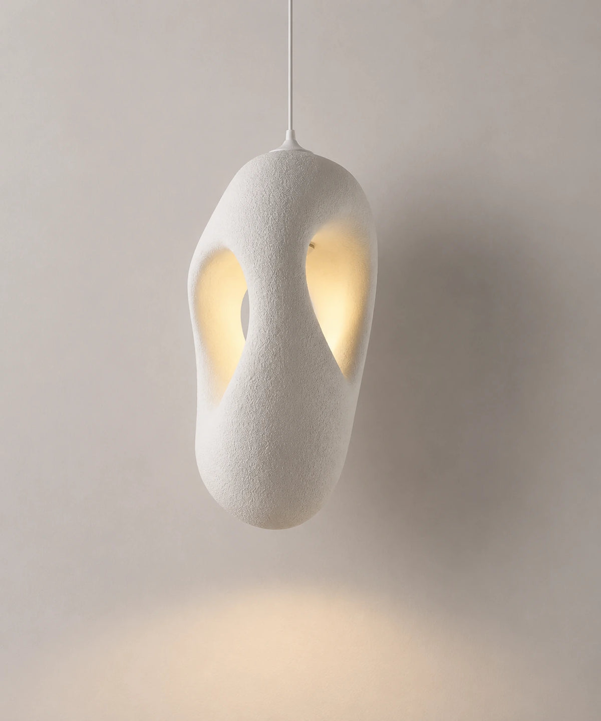 Galet B de 28 cm en résine blanche texturée, ouverture en fente lumineuse