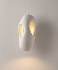 Galet B de 28 cm en résine blanche texturée, ouverture en fente lumineuse