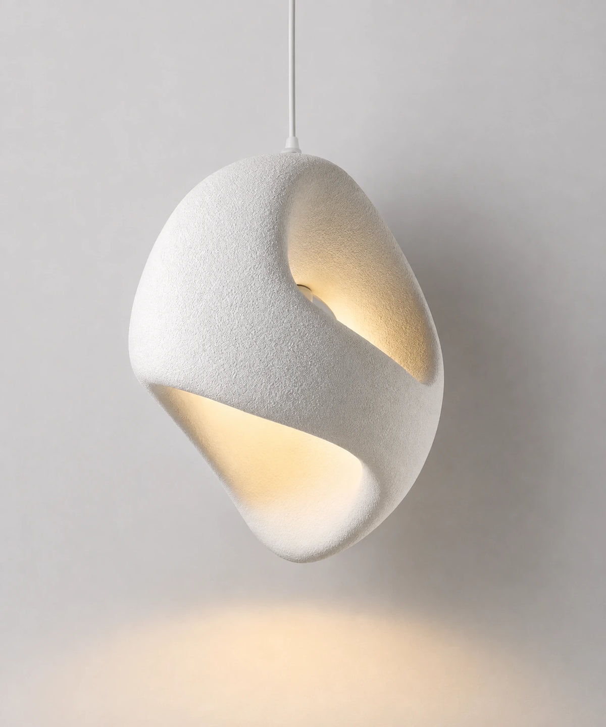 Galet D de 32 cm en résine blanche, ouverture en biais, lumière tamisée