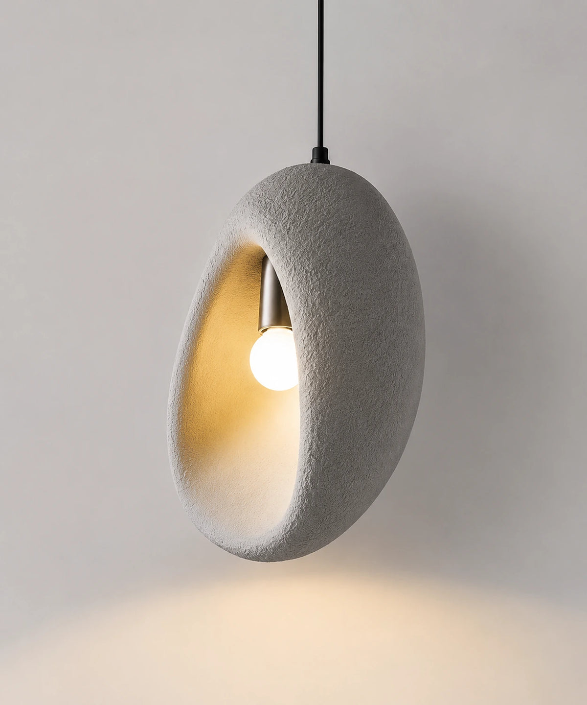 Suspension luminaire galet gris clair, galet A de 25 cm, cordon noir