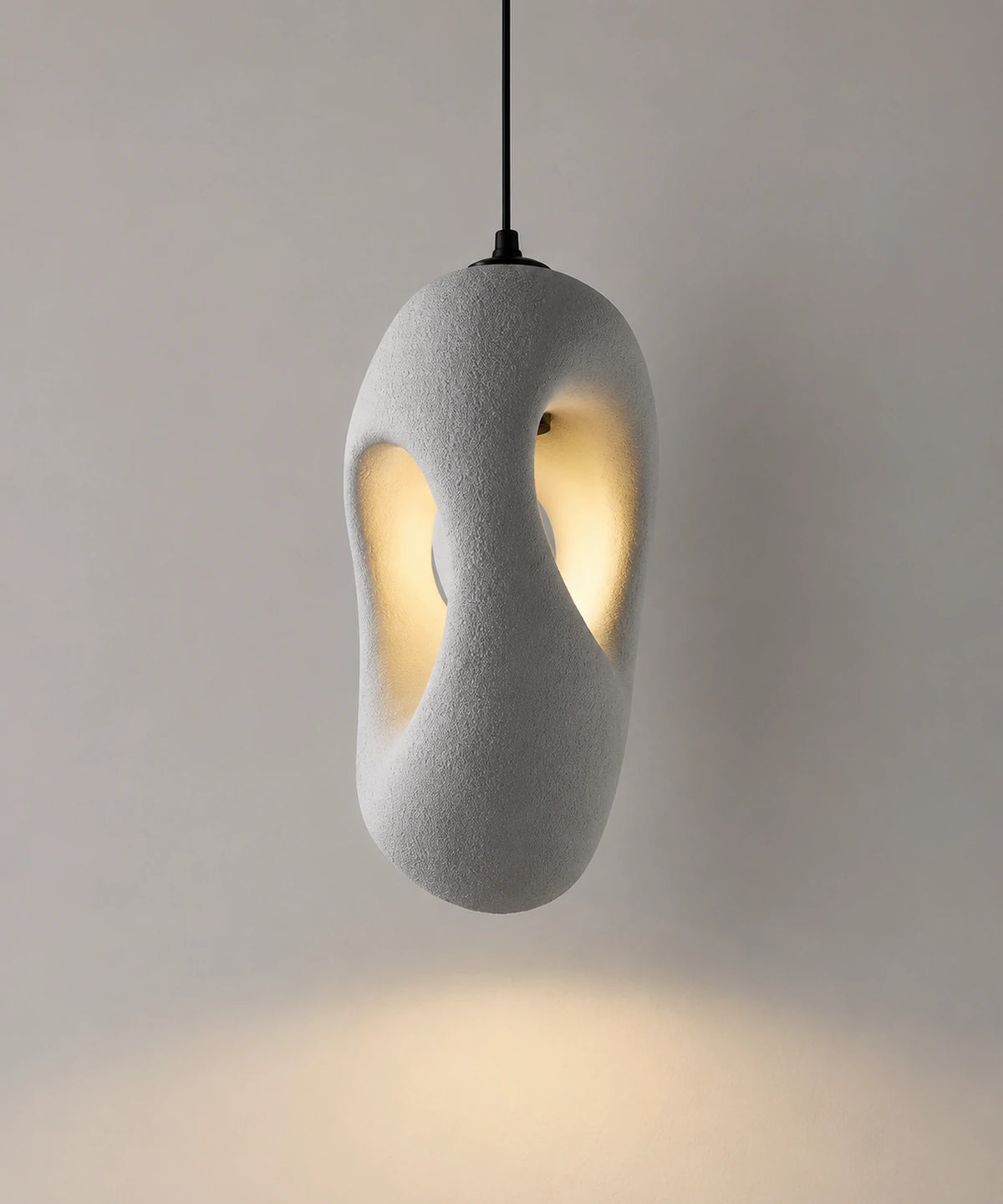 Galet B de 28 cm en résine gris clair, deux ouvertures lumineuses