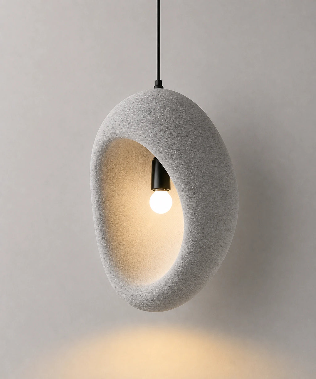 Galet C de 30 cm en résine gris clair, ampoule au fond de l’ouverture