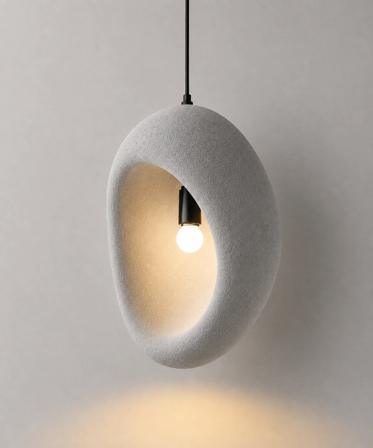 Galet C de 30 cm en résine gris clair, ampoule au fond de l’ouverture