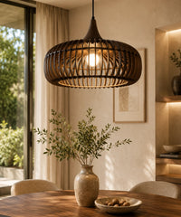 Suspension à lamelles de noyer au-dessus d’une table en bois, jour sur un jardin