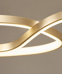 Détail du point où le ruban doré de la suspension LED se croise, bande opaline allumée