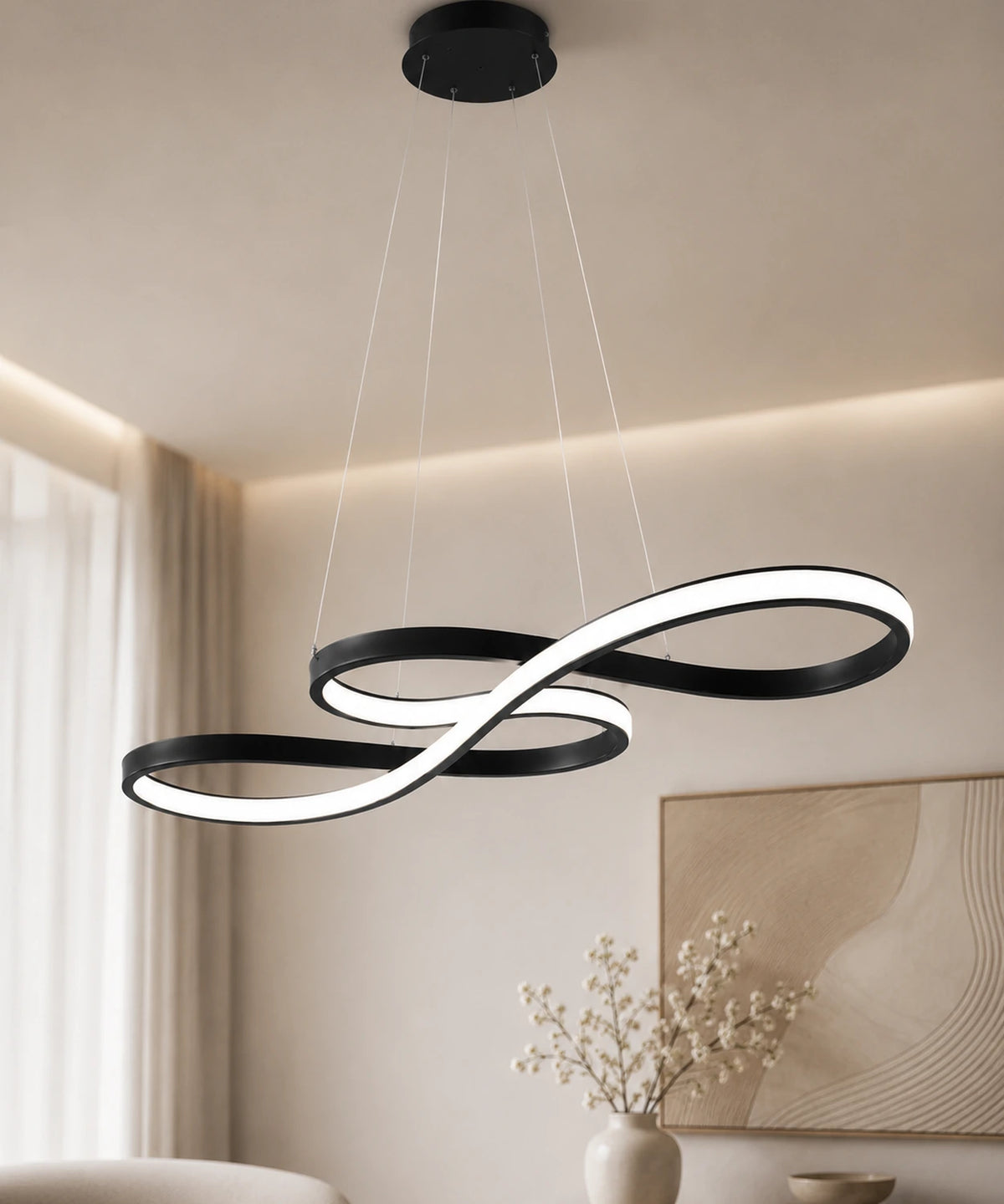 Suspension LED dimmable en boucle infinie noire allumée dans un salon