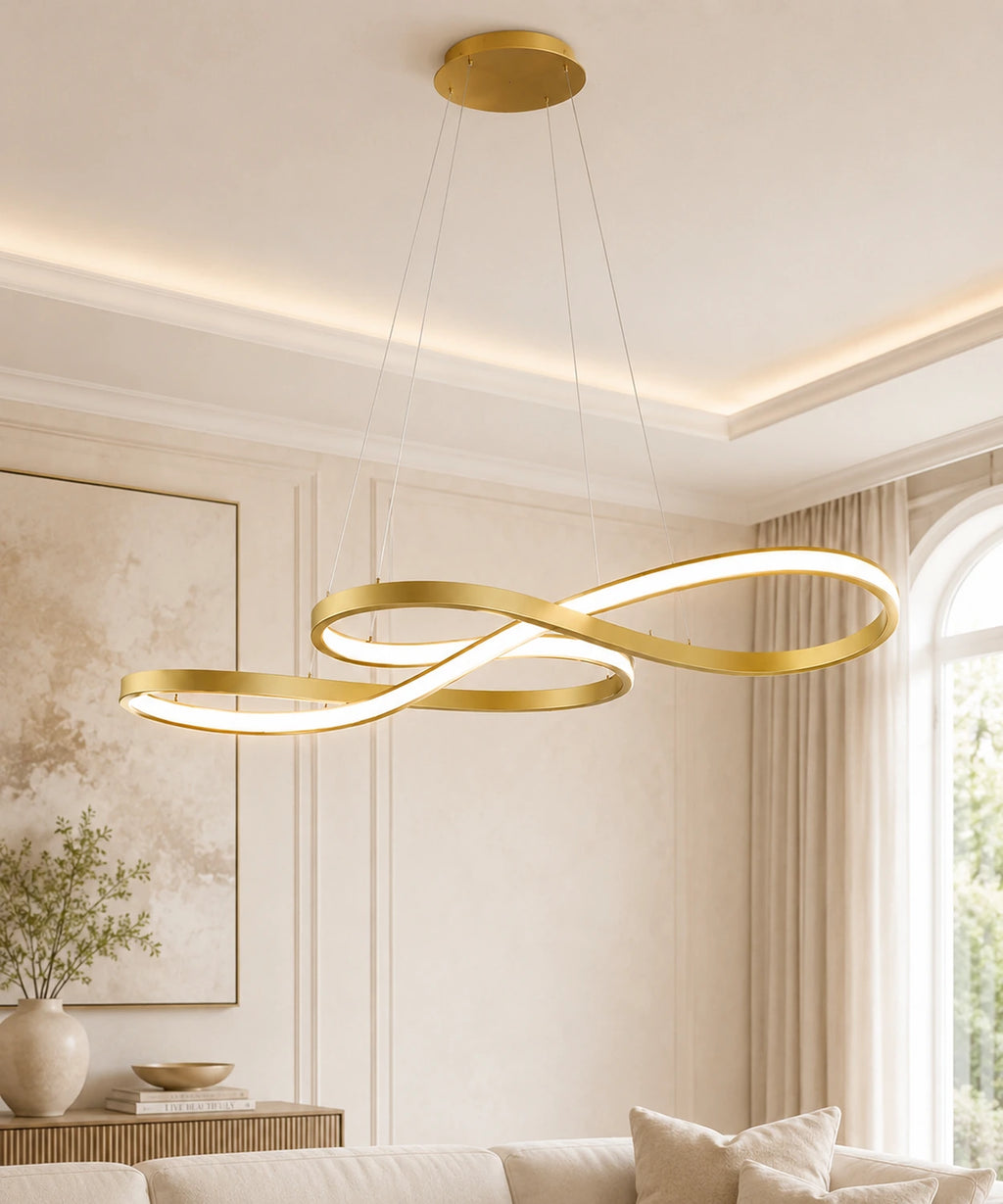 Suspension luminaire LED dimmable en boucle infinie dorée, allumée dans un salon clair