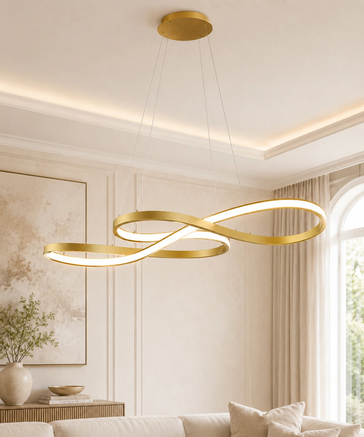 Suspension luminaire LED dimmable en boucle infinie dorée, allumée dans un salon clair