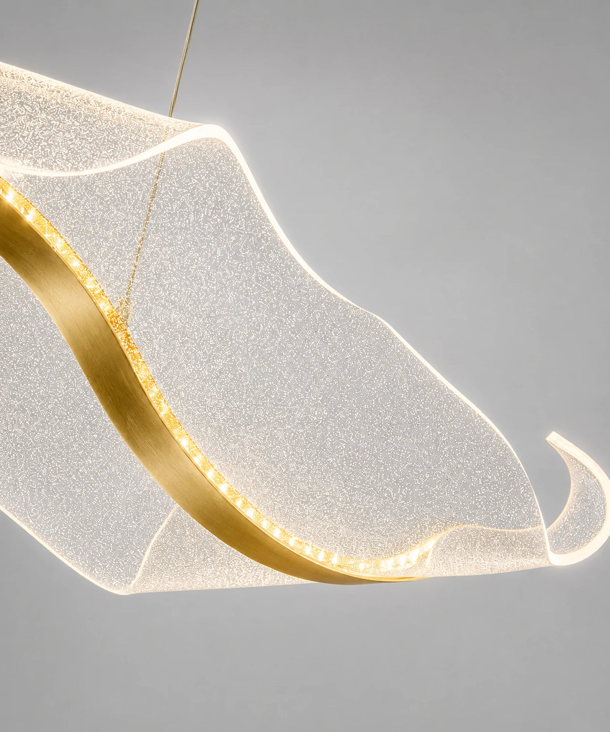 Détail du ruban doré portant la LED et des paillettes de l’acrylique thermoformé